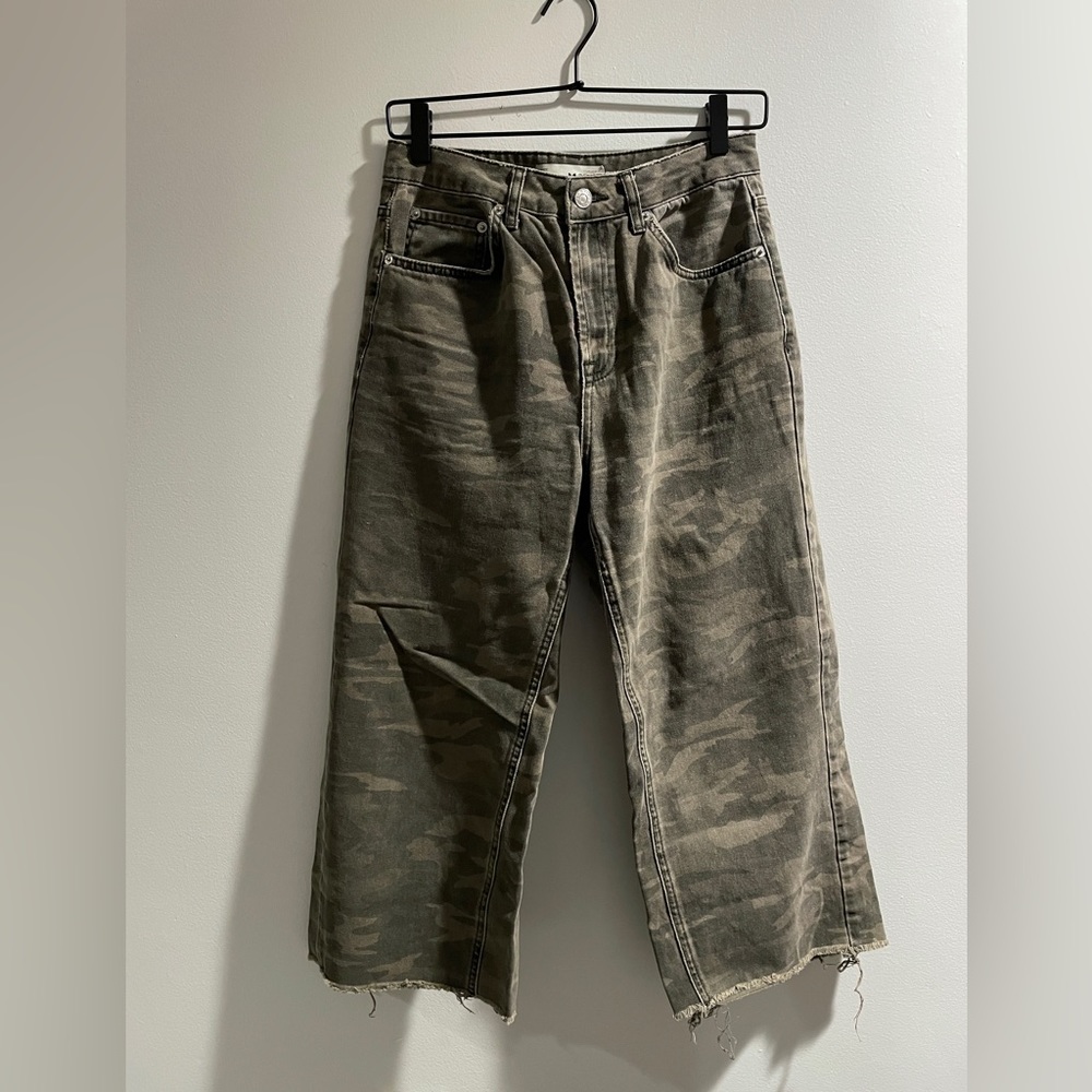 Topshop Moto Cropped Wide Leg Jeans in Camo, Size 28x21